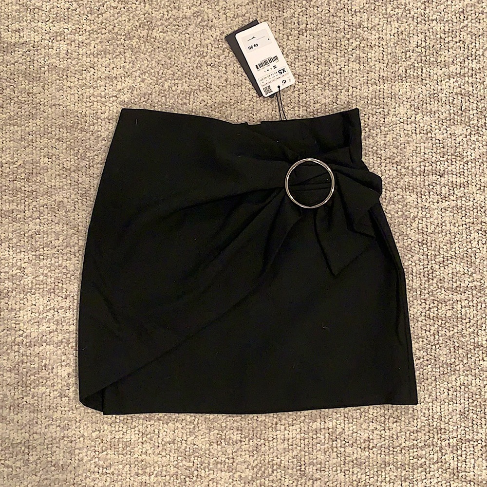 Zara Never Worn Black mini skirt with zipper in the back .